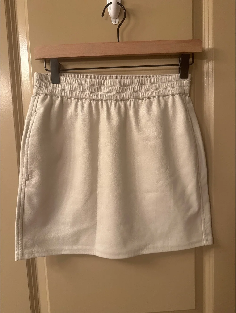 Aritzia Babaton Women's XS Cream Elastic Waist Mini Skirt